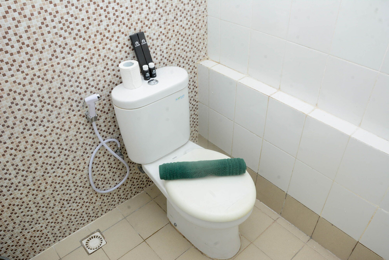 Bathroom 5, Fully Furnished with Cozy Design Studio Bassura City Apartment, Jakarta Timur