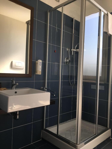 Bathroom 4, Hotel Royal, Ascoli Piceno