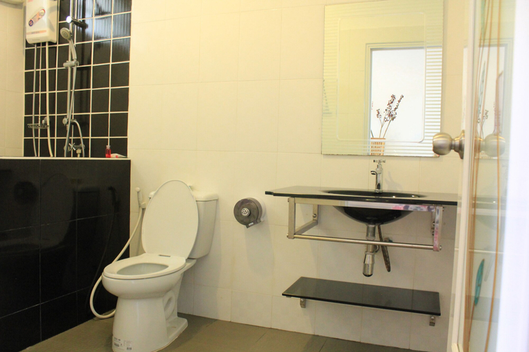 Bathroom 5, Eat n Sleep, Phuket Island