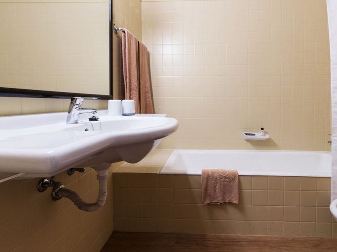 Bathroom 4, Garajau Madeira Hotel, Santa Cruz