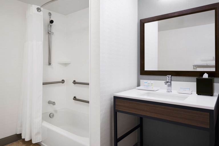 Bathroom 4, Hilton Garden Inn Cincinnati Northeast, Clermont