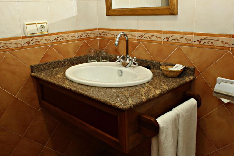Bathroom 3, Hotel Rural Tirontillana, Segovia