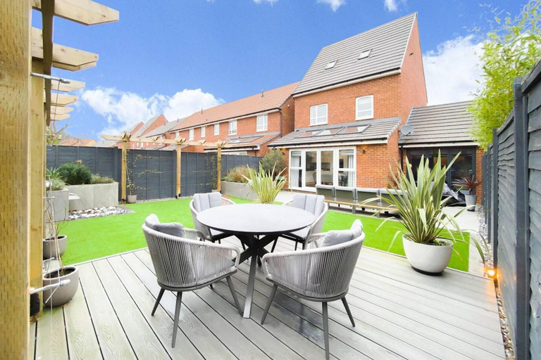 Others 5, Stunning 4 Bed House With Cinema Room & Parking, Manchester