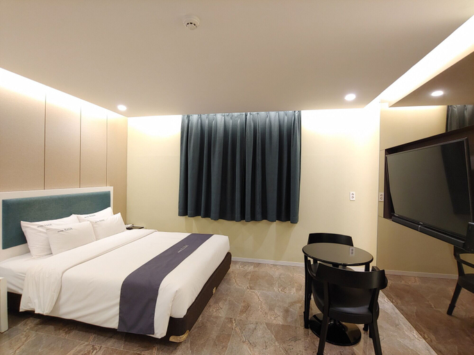 Bedroom 2, Jeju Ilua Hotel, Jeju