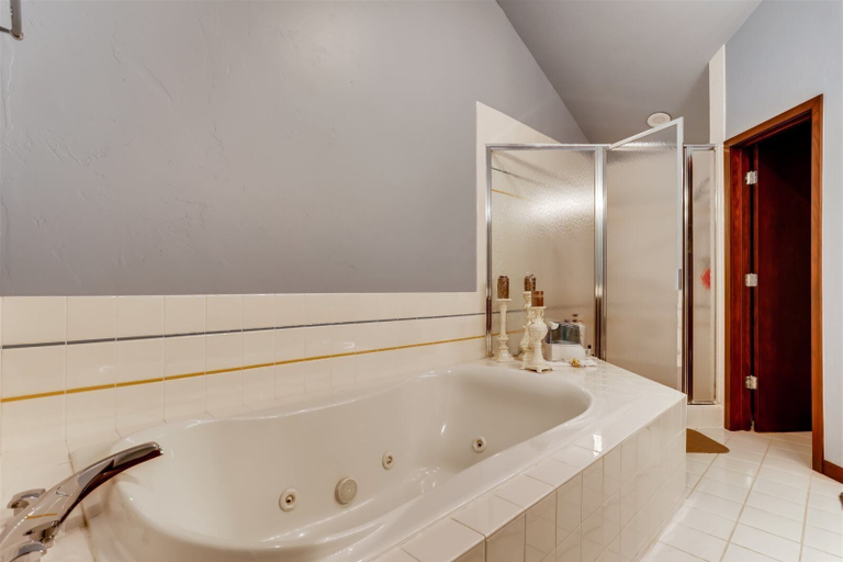 Bathroom 3, 2-2122 Vermont Road, Eagle