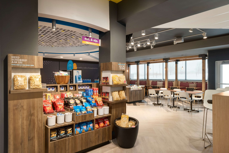 Food & Drinks 5, Tru by Hilton Cedar Rapids Westdale, Linn