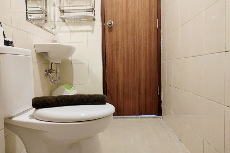 Bathroom 3, Simply And Clean 2Br Apartment At Vida View Makassar, Makassar