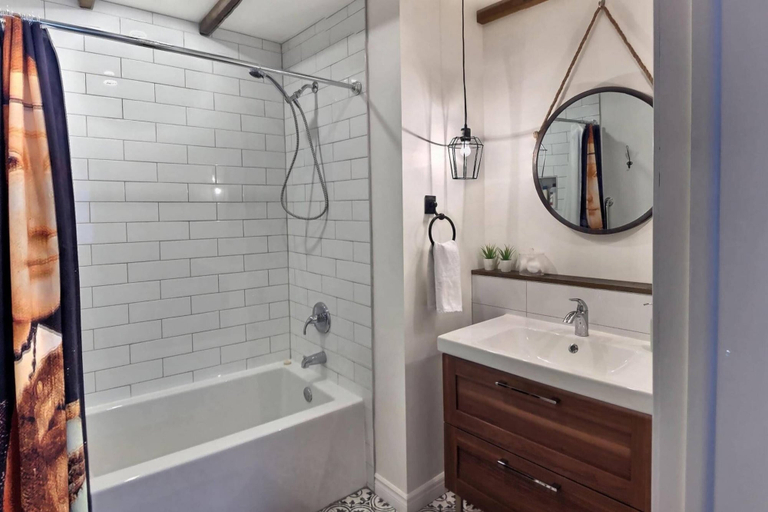 Bathroom 4, Gite du Survenant, Montréal