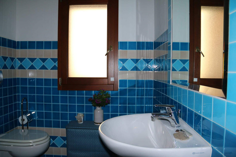 Bathroom 5, Casa Cipro 1 Bedrooms Apartment in Lu Bagnu, Sassari
