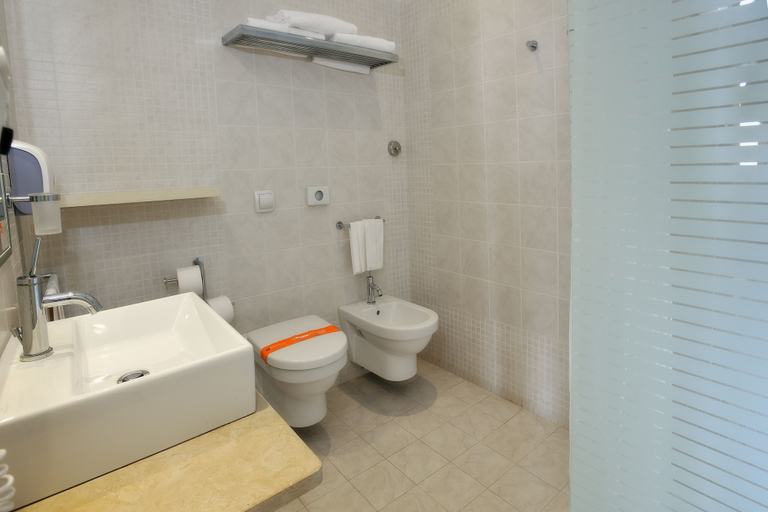 Bathroom 4, Zeta Club Sikania Eco Resort, Caltanissetta