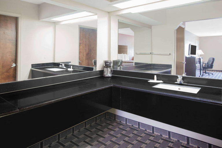 Bathroom 4, Days Inn & Suites by Wyndham Pine Bluff, Jefferson