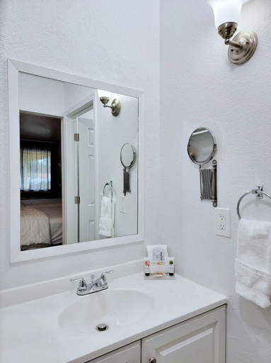 Bathroom 3, Buckley Inn, Pierce