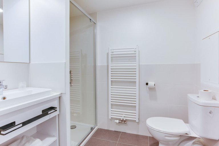 Bathroom 3, All Suites Appart Hôtel | Palaiseau - Massy TGV, Essonne