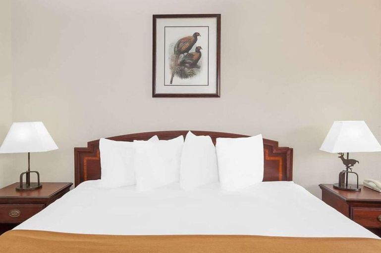 Bedroom 2, Courtyard Hotel & Event Center, Crockett