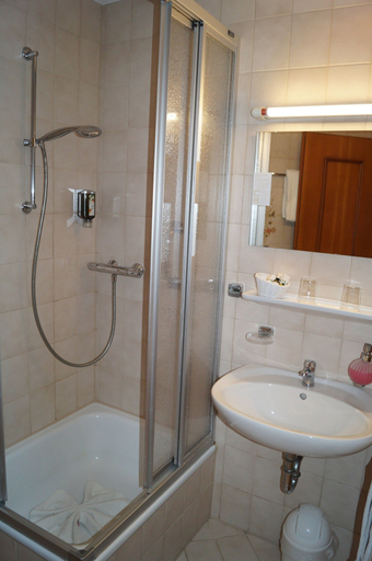 Bathroom 5, Alpenhotel Oberstdorf – ein Rovell Hotel, Oberallgäu