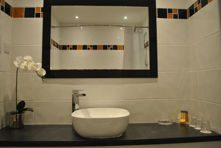 Bathroom 4, Cairndale Hotel & Leisure Club, Dumfries and Galloway