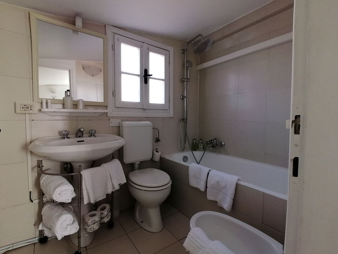 Bathroom 5, Mercanti Attic Version, Milano