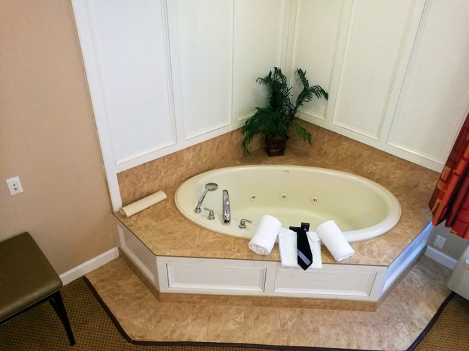 Bathroom 4, The Wilshire Grand Hotel, Essex