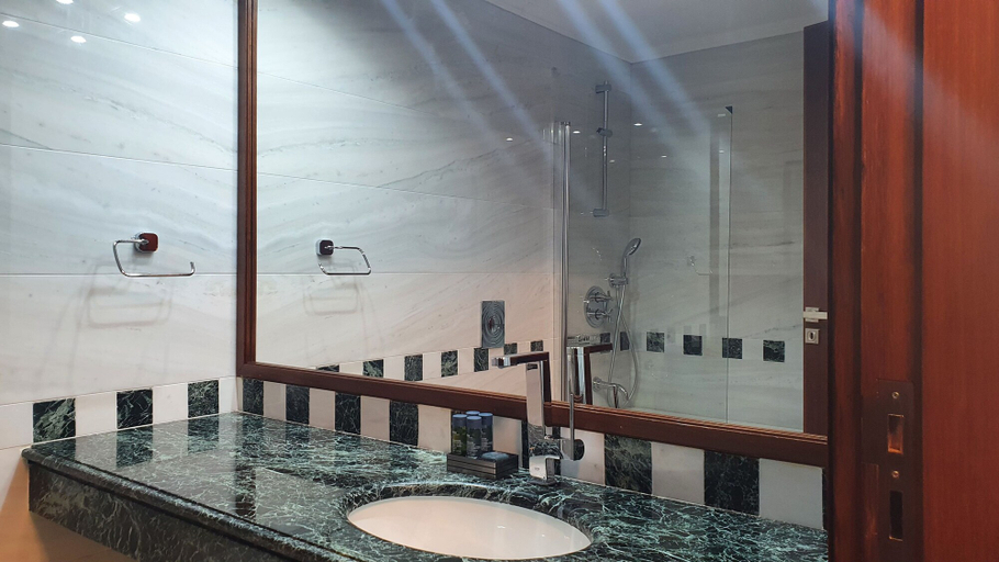 Bathroom, Phaedrus Living: Amorosa 13 Beachside Villa