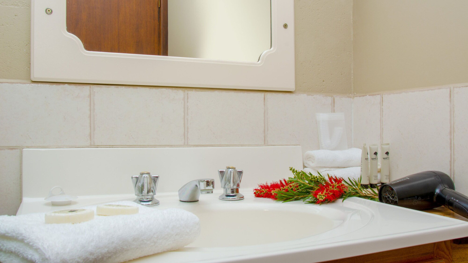 Bathroom 3, Aalbany Motel, Narrabri