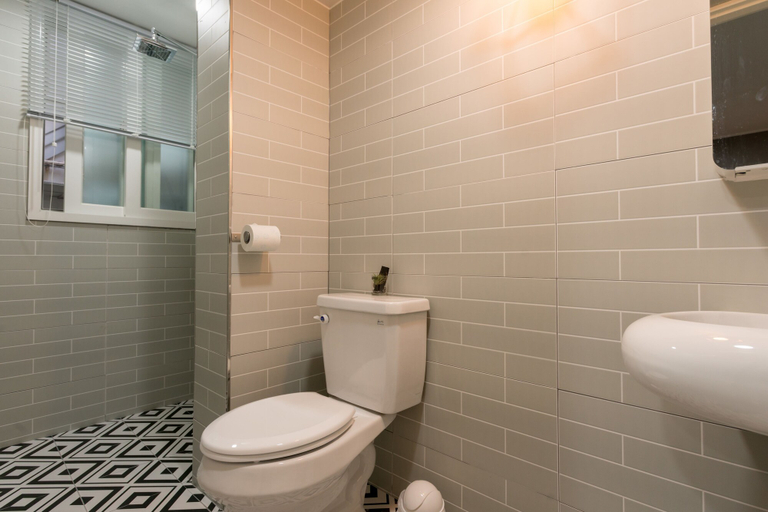 Bathroom 3, Neat House, Mapo