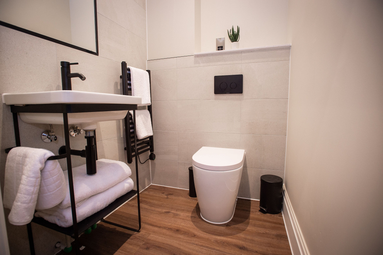 Bathroom 3, The Gresham Aparthotel, Leicester