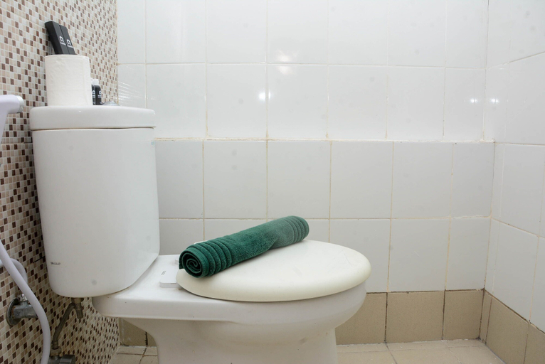 Bathroom 2, Fully Furnished with Cozy Design Studio Bassura City Apartment, Jakarta Timur