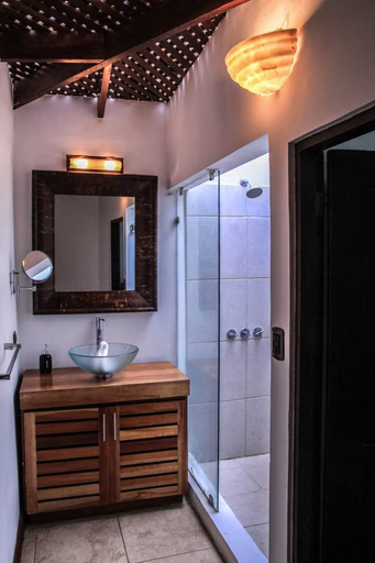 Bathroom 3, Café de Playa Beach Front Hotel, Carrillo