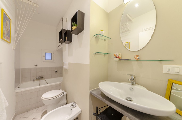 Bathroom, JOIVY Family Flat, 5 Mins to Piazza Corvetto, Genova