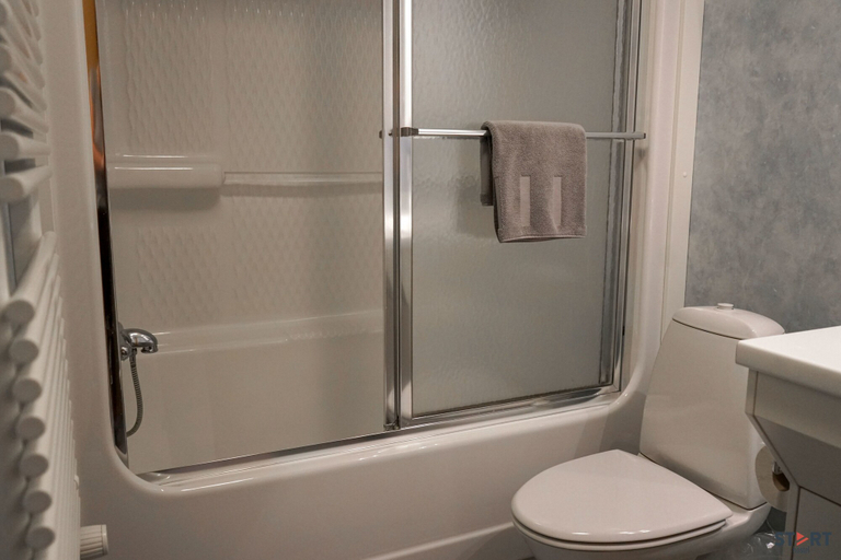 Bathroom 4, Start Hostel, Reykjanesbær