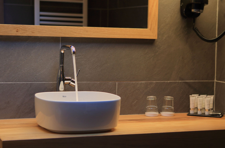 Bathroom 4, Hotel La Neu, Huesca