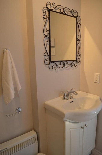 Bathroom 2, Le Citadin, Rouyn-Noranda