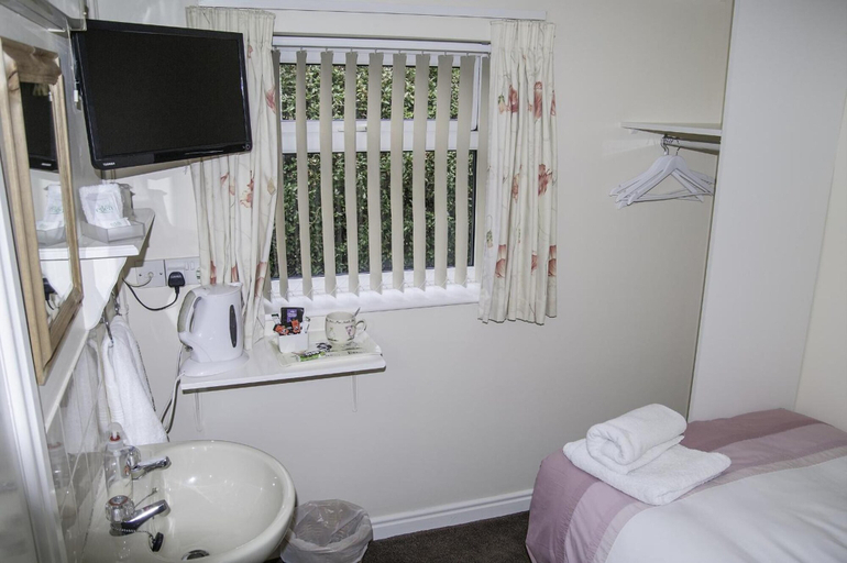 Bathroom 3, Fourways Guest House, North Yorkshire
