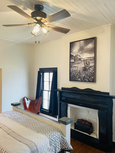 Bedroom 3, The Vaquero Motel, Bandera