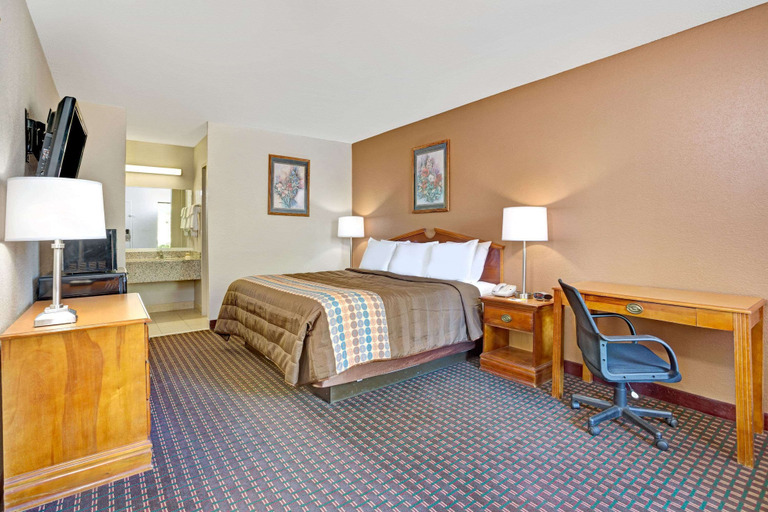 Bedroom 4, Days Inn by Wyndham Hernando, Desoto