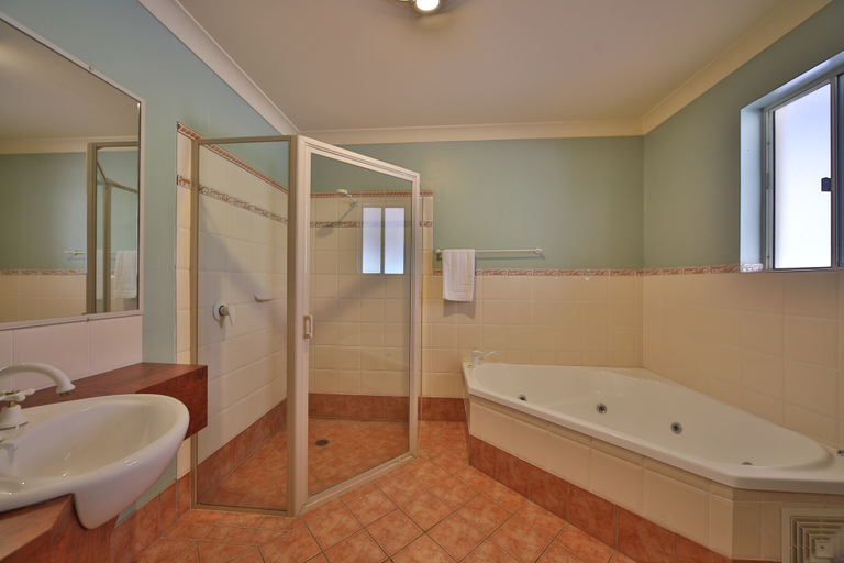 Bathroom 4, Emerald Explorers Inn, Emerald