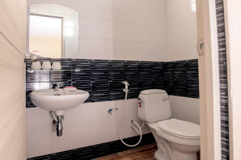 Bathroom 3, Klang Muang at Nongkhai Hotel, Muang Nong Khai