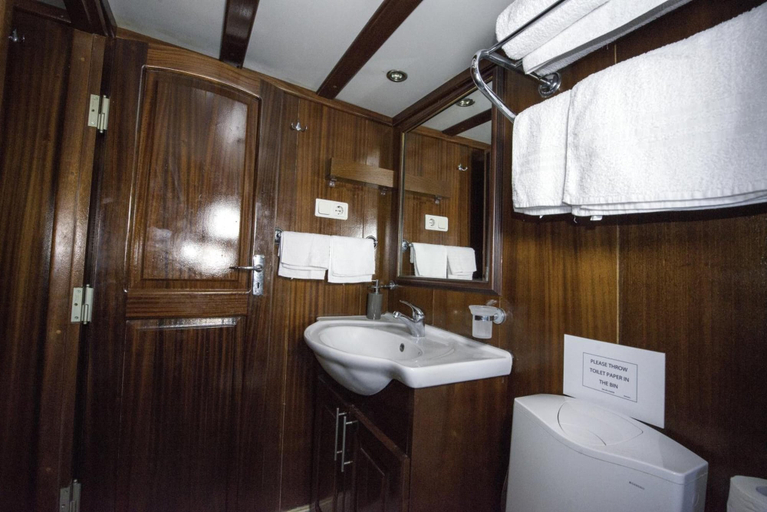 Bathroom 5, Tersane IV, Palermo