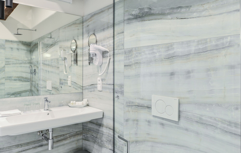 Bathroom 4, Hotel Garden Court, Praha 1