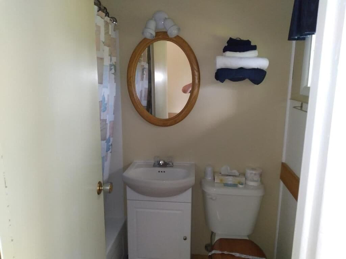 Bathroom 4, Apple Tree Inn, East Kootenay