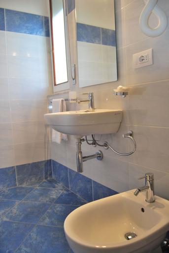Bathroom 4, Hotel Laurin, Lucca