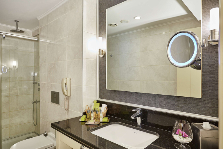 Bathroom 5, Doubletree By Hilton Hotel Izmir - Alsancak, Konak