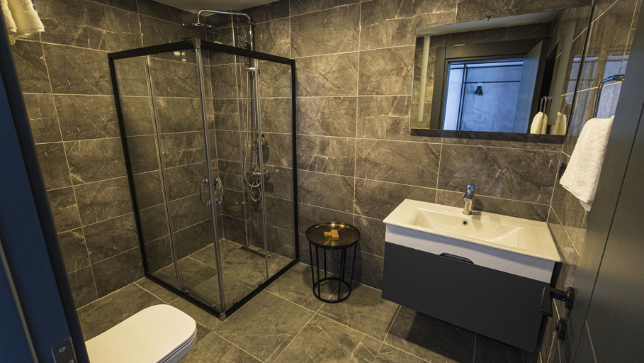Bathroom 5, Ortel Inn, Perşembe