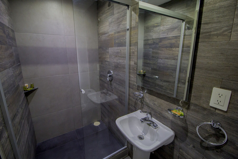 Bathroom 5, Hotel Flamingo, Mérida