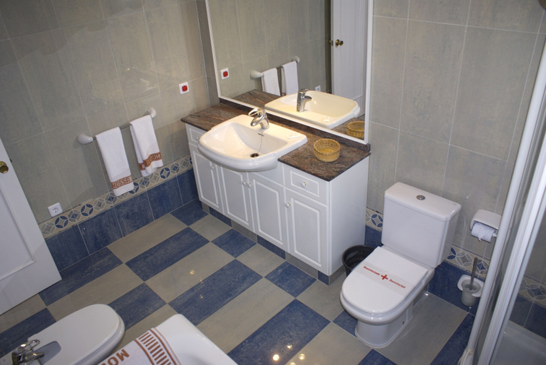 Bathroom 3, Hamilton Court  Apartamentos, Baleares