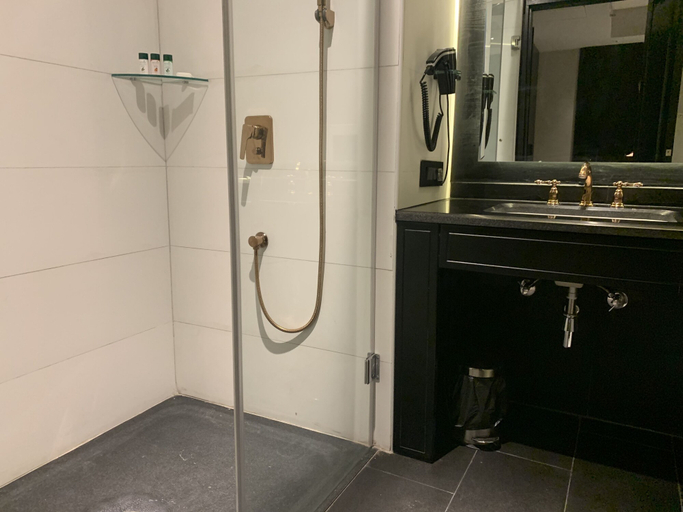 Bathroom 4, Lemarq, Dehradun