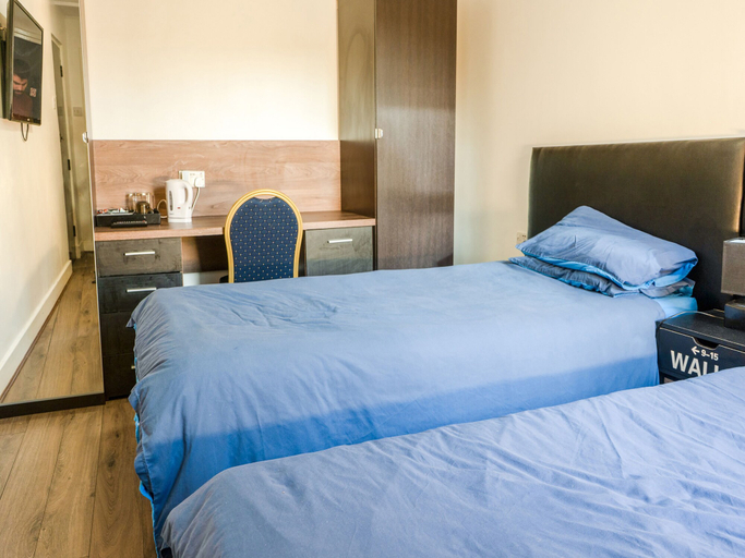 Bedroom 2, La Tavola Calda Hotel, Warwickshire
