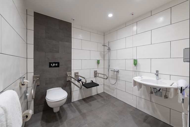 Bathroom 4, ibis Styles Hamburg-Barmbek, Hamburg