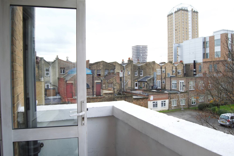 Others 5, Modern 1 Bedroom in Shadwell With Balcony, London