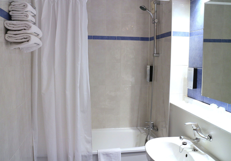 Bathroom 4, Travelodge Barcelona del Vallès, Barcelona